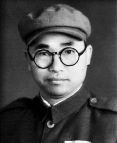 1939年，八路军炮兵团长左叶盛怒之下，突然对着特派员开枪，事后被押到延安受审，