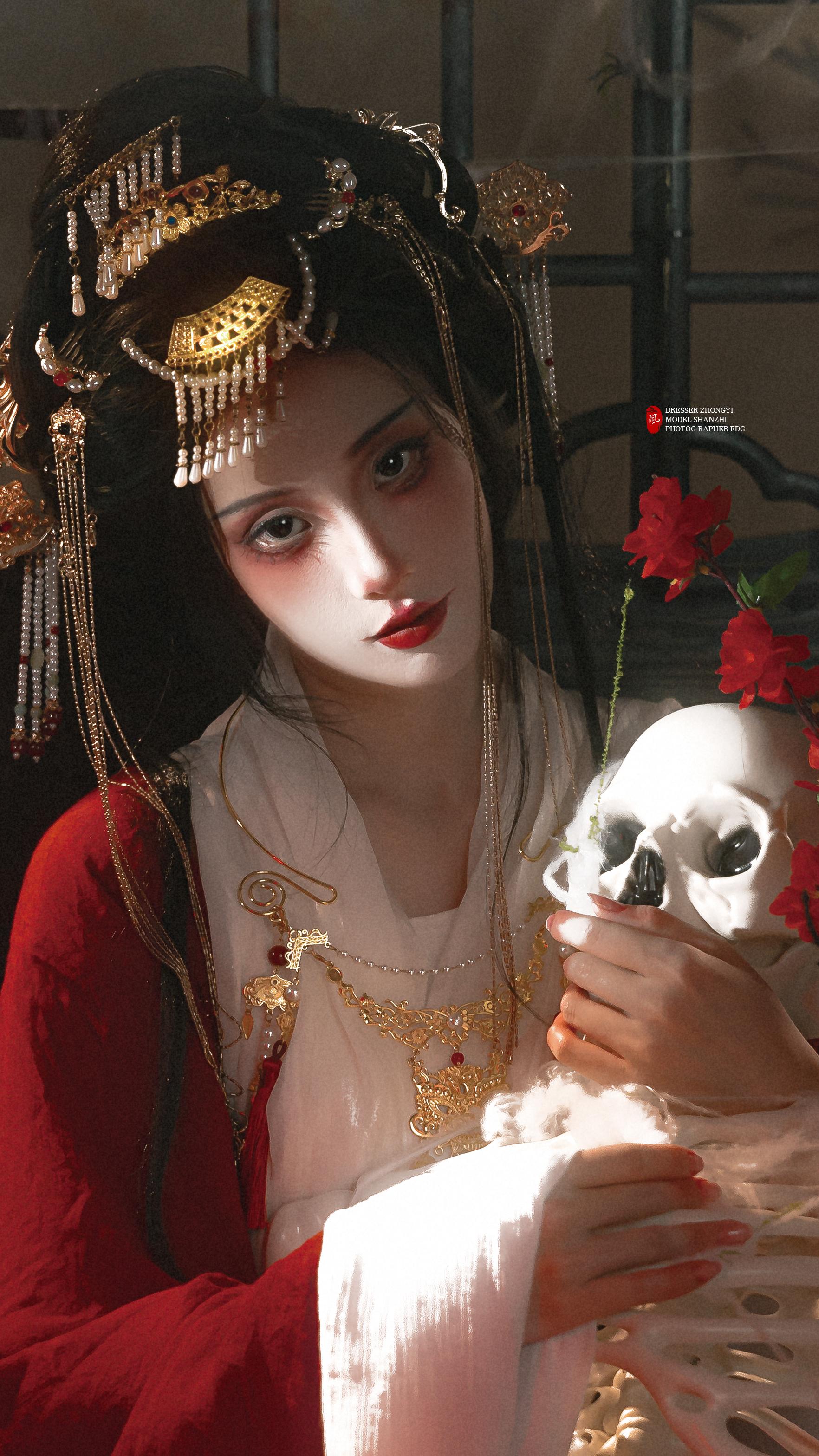 血红嫁衣，盖头下是深渊。静得可怕？她在等你呼吸停止，好拜堂。