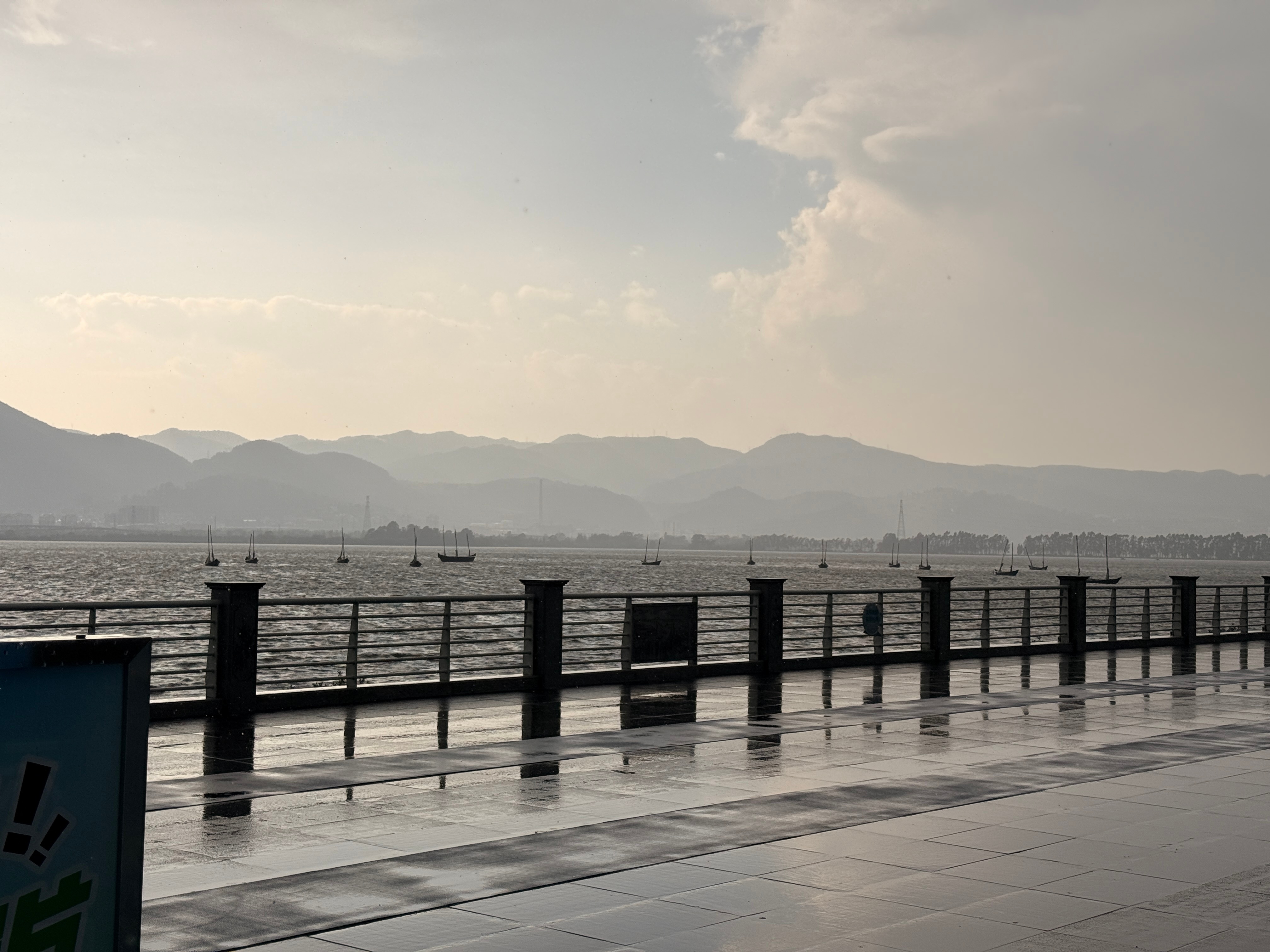 路边有个给游客拍照片洗照片的小房子里面也没人我进来躲一下问题不大吧