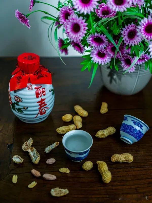 看到“醇酒别旧岁”这个上联，我脑海里立马就有下联的灵感了——“清茶迎新春”。
“