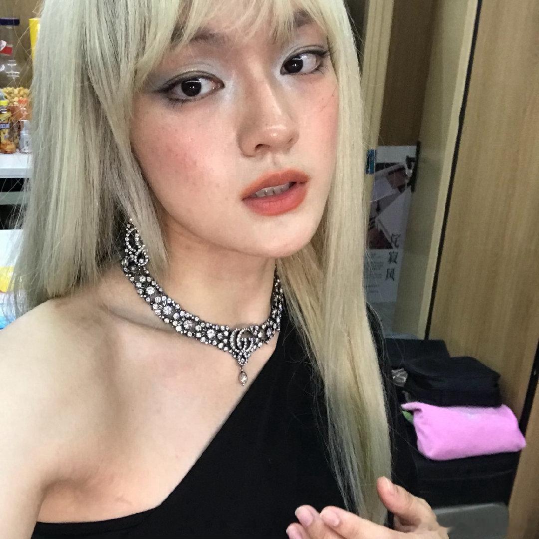 我看文淇就这样化妆师演我看文淇摆弄造型时目光温柔，深陷颜值魅力，这不就是刷图不停