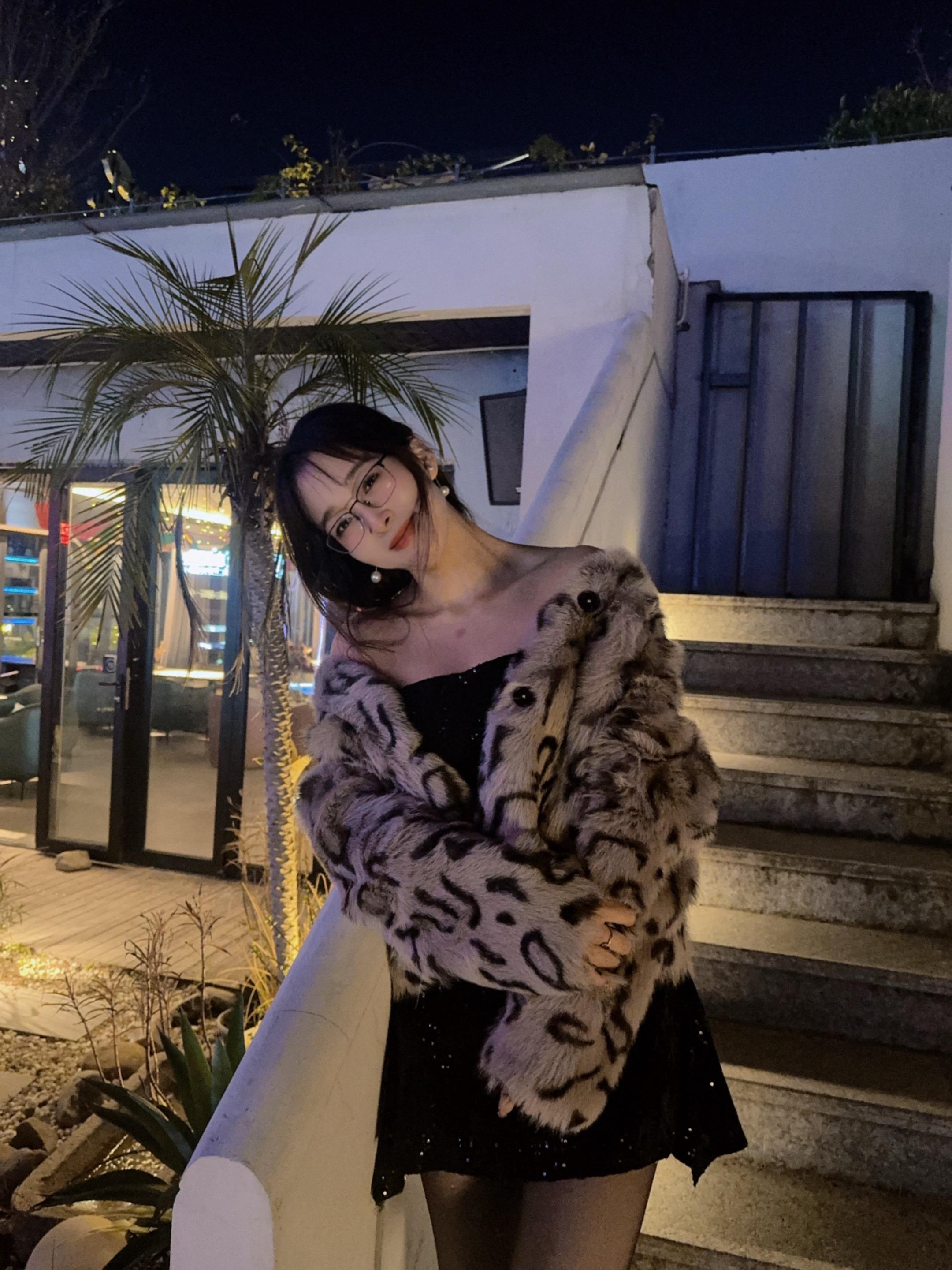 白天是斯文眼镜妹，晚上是你的限定豹纹姐姐✨ 谢谢各位男粉的偏爱，你们的...