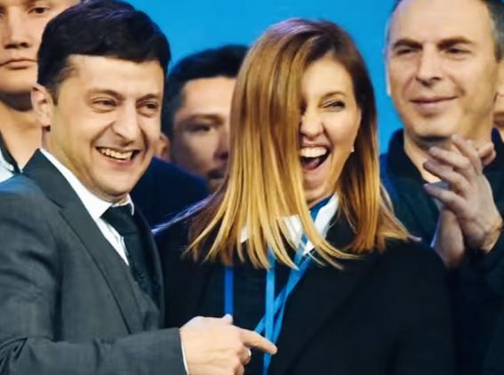 泽连斯基和妻子叶莲娜笑的是真开心啊！
叶莲娜笑的这表情太夸张了啊！
两人脸上的笑