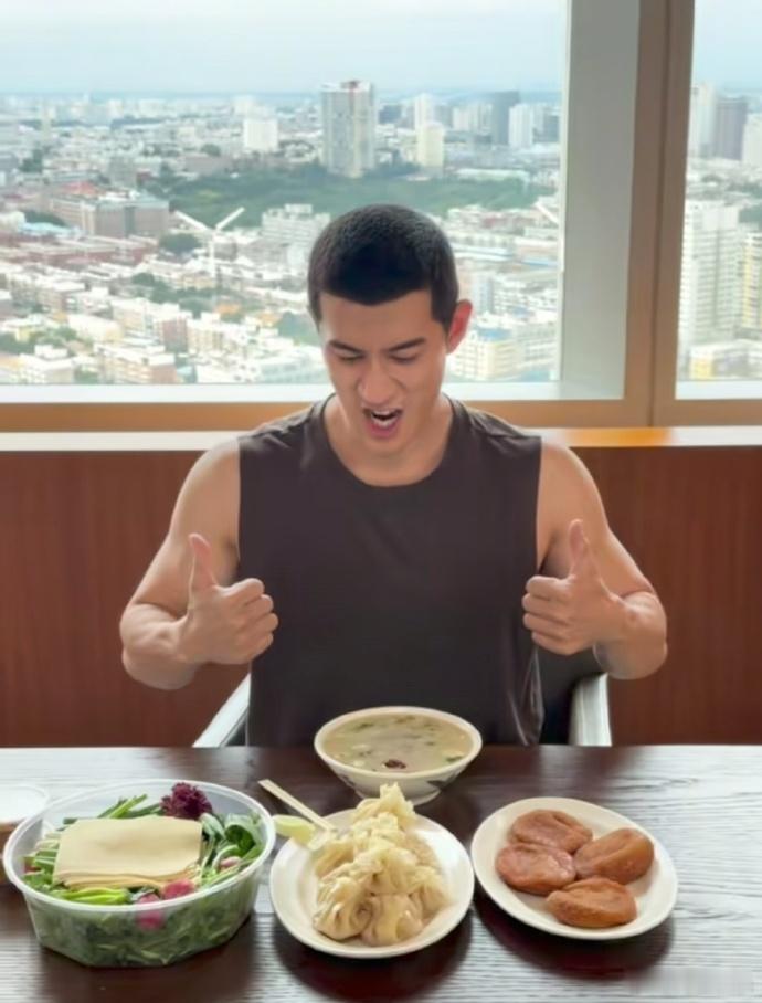 李治廷整个暑假档都在回家  李治廷，没想到这样的方式再次认识你。哥也是在内娱闯入