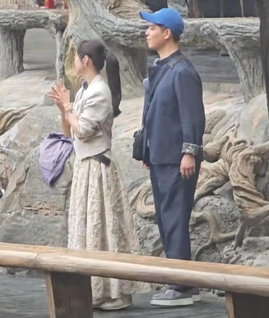 马頔真的太可爱，录制《妻子的浪漫旅行》马頔想抱自己老婆李纯，因为是在室外，人很多