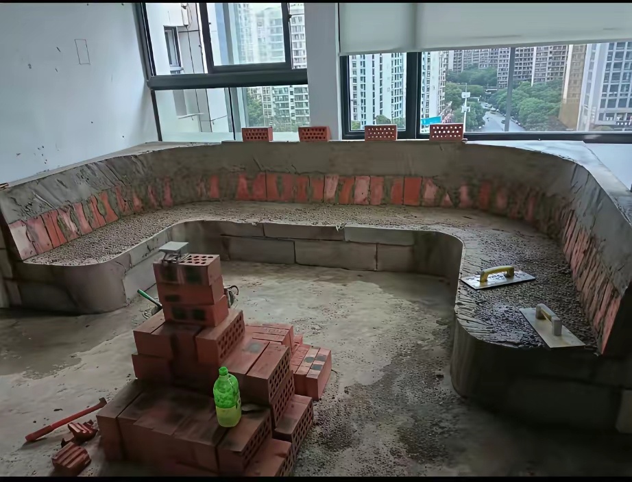 网友嫌买成品沙发太贵，直接在家用红砖水泥砌了弧形卡座。 