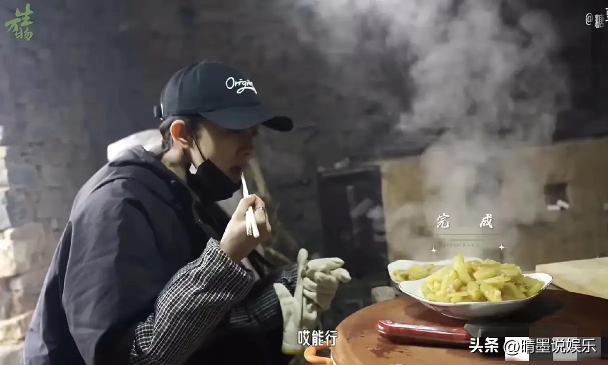 原来这就是杨幂拍《生万物》前到到农村体验的画面啊！
我还以为会是穿着很朴实那种，