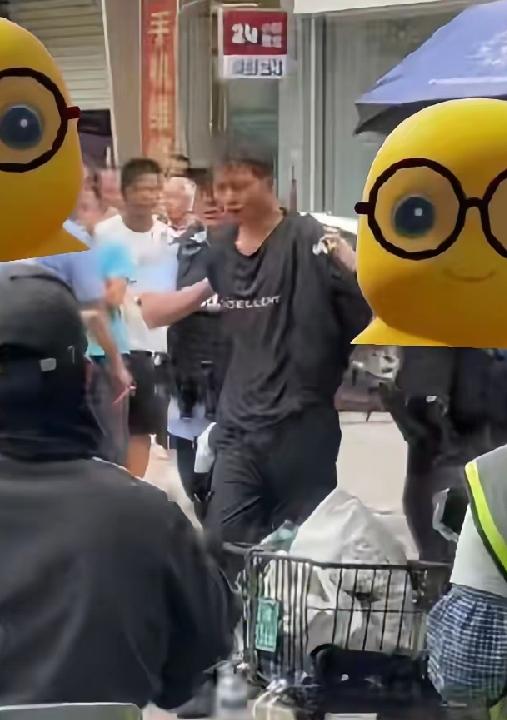 广西玉林中国移动加盟店伤人男子。
目测二三十岁，瘦高个，一身黑色休闲服，头发有点