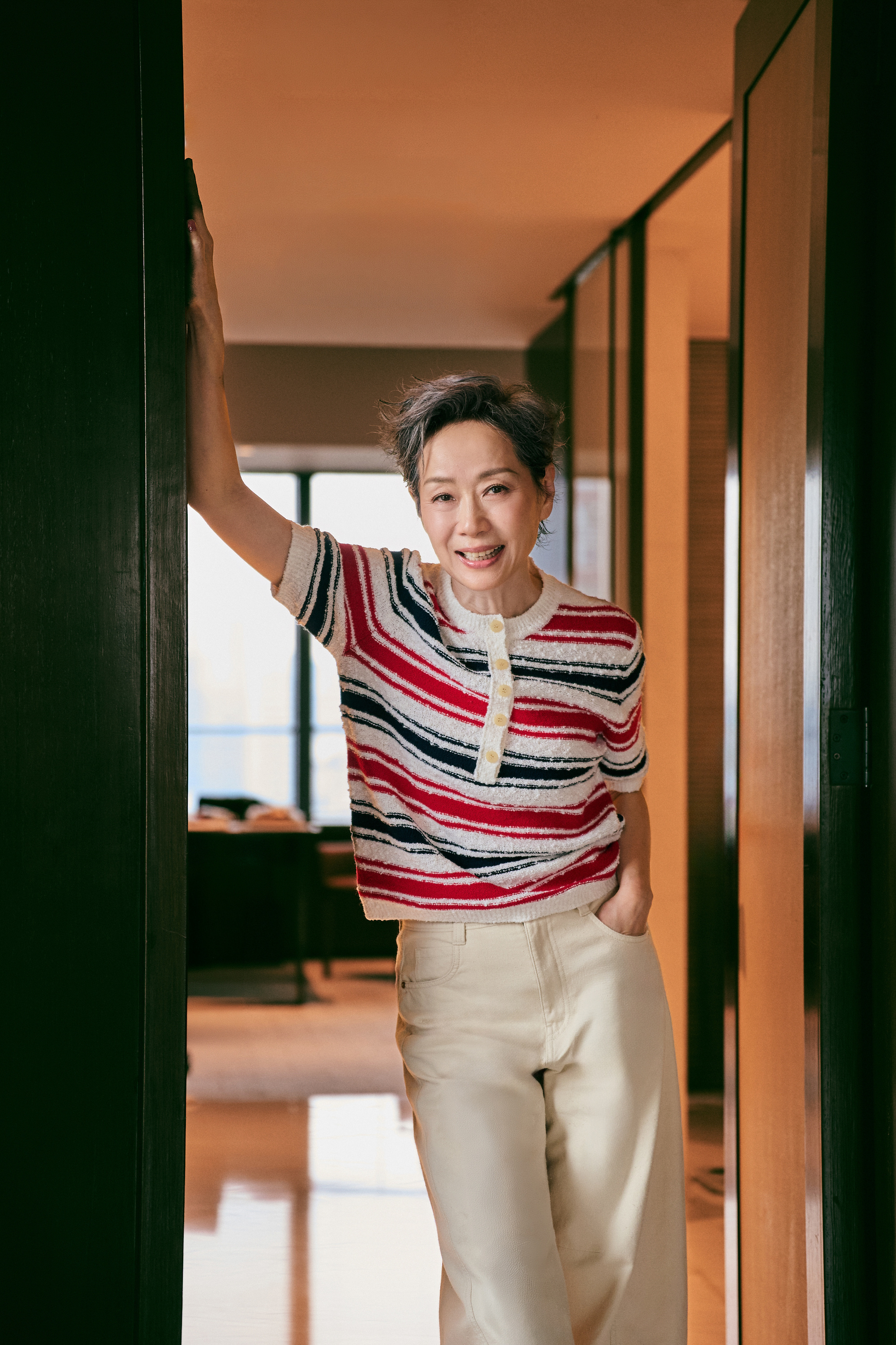 家童最迷人的一点还是表现出和真实年龄不符的青春朝气，满头白发和皱纹反而只像眼镜首