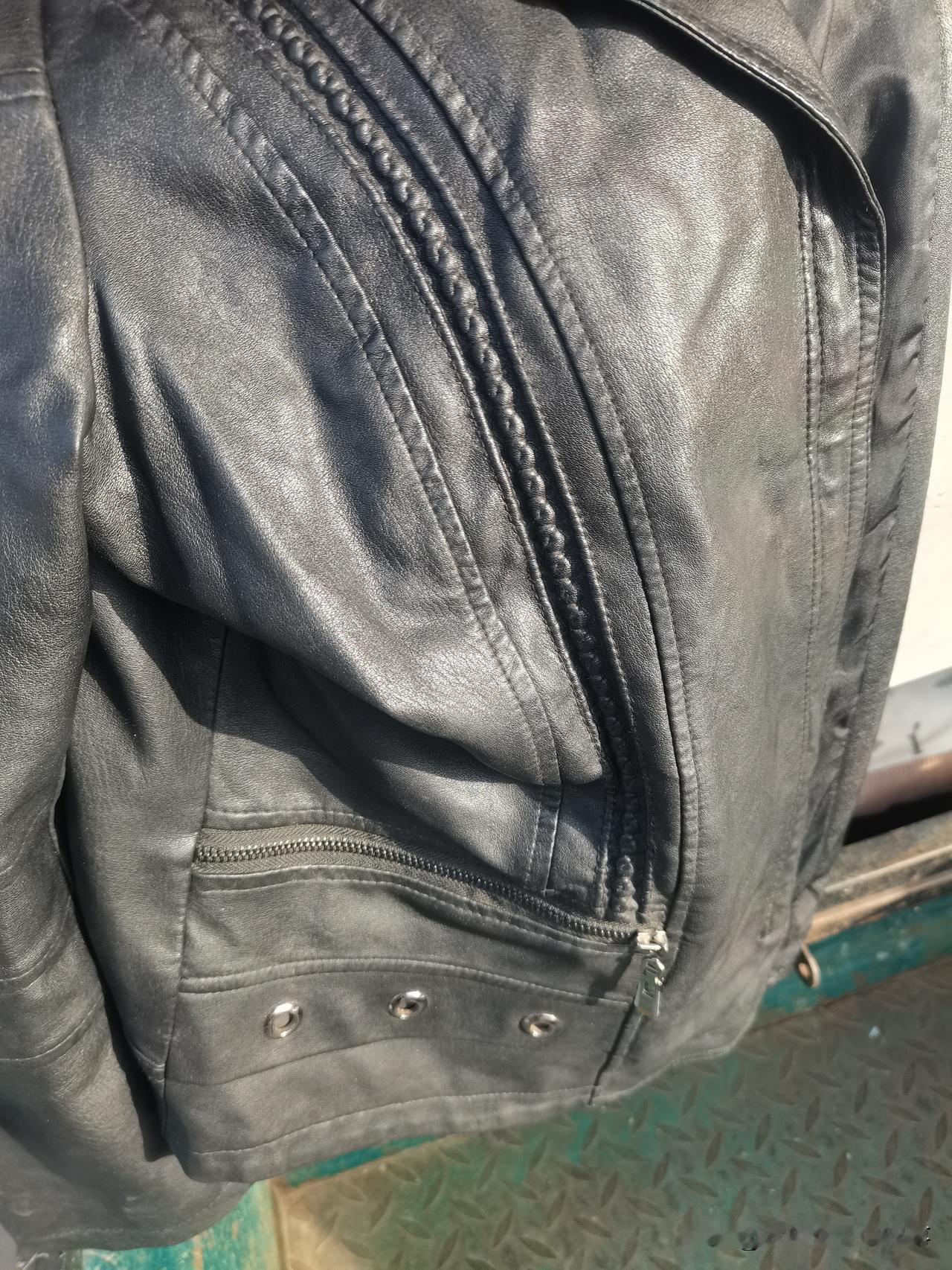 这衣服贵贱不能买。
纯粹是溜勾子衣服。
这是昨天表姐给我的，说是她闺女穿过的，还