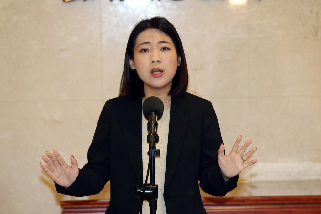 有网友昨（9）日在Threads发文，不满国民党蓝委徐巧芯等蓝营论文抄袭都没事，