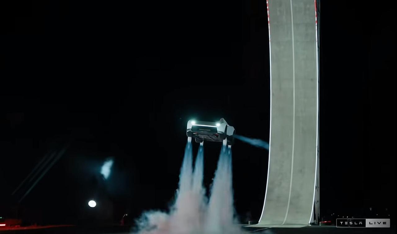 确定这不是AI？ 特斯拉roadster2展示飞行汽车、反物理重力、翻跟斗……这
