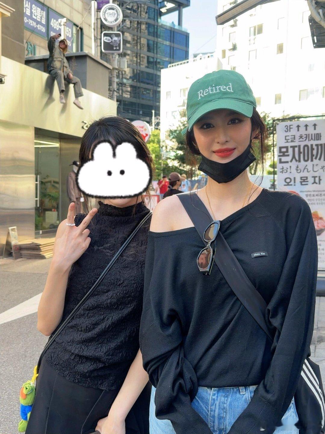 王楚然给自己化的烈焰红唇妆王楚然给自己化的妆   王楚然和路人合照，给自己化了个