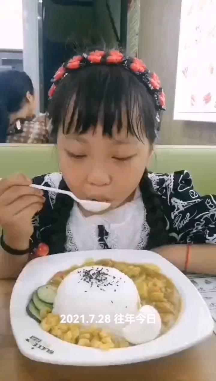 吃饭时不玩耍，手拿勺子打发我，细嚼慢咽不挑食，身体长得高又大。
吃饭时间已来到，