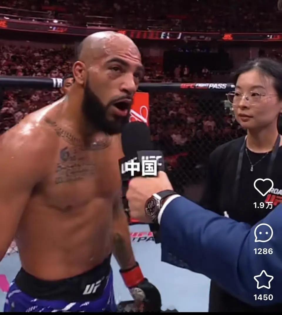 爆笑！美国选手照着手机说中文 中国翻译小姐姐表情亮了：听不懂北京时间12月29日