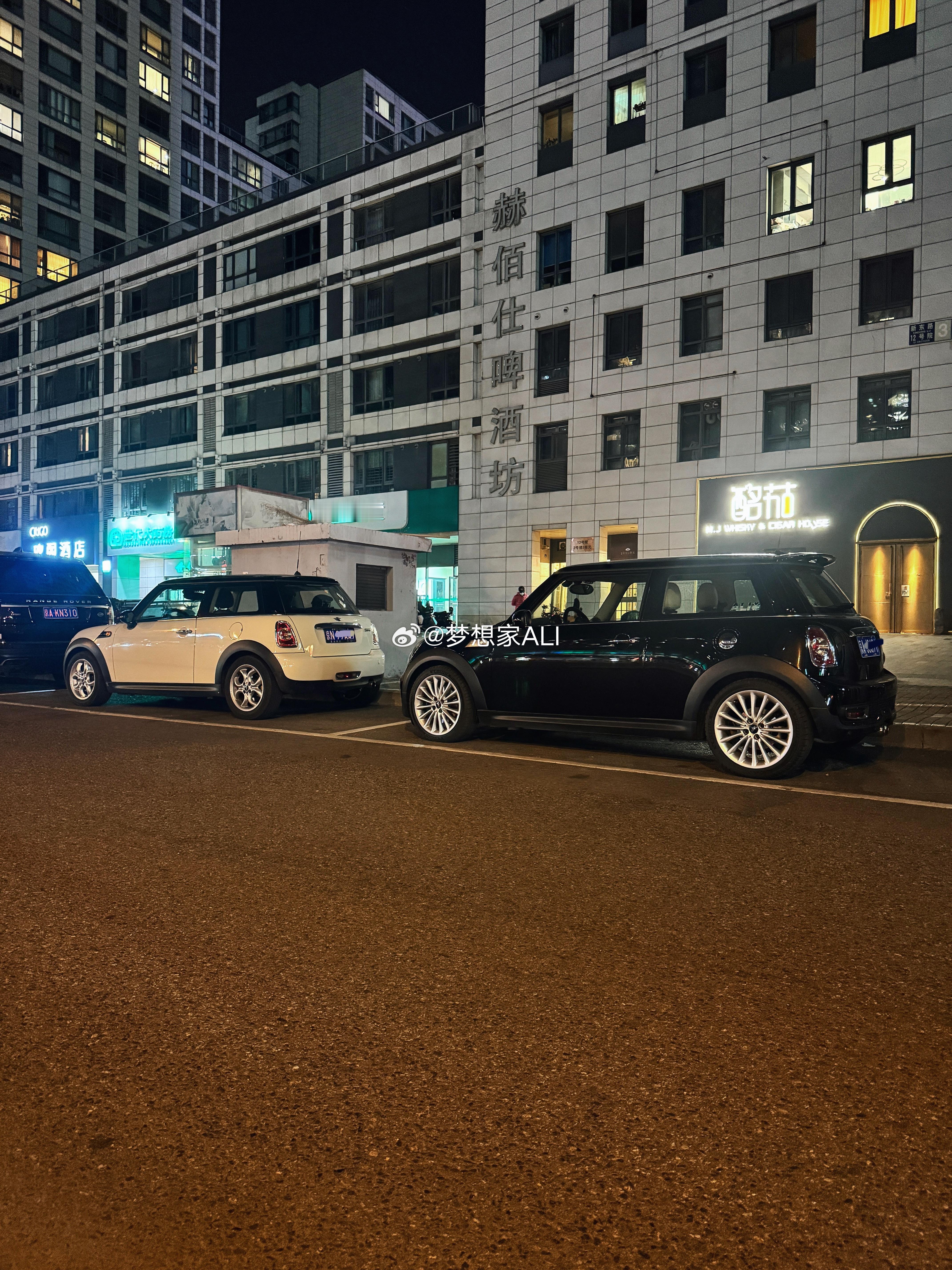 两台很整的 R56停在一起了，一台胡椒白一台是五彩斑斓的GW黑。两台都一手车都很