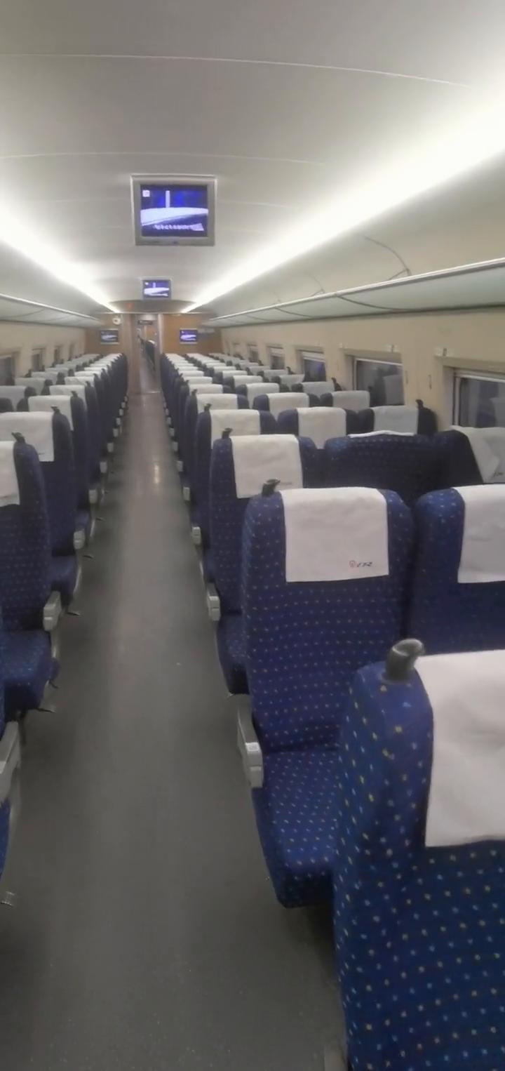 1628的动车从福州出发，看两个车厢，大概六七个车厢都没有，等于我一个人包了整个