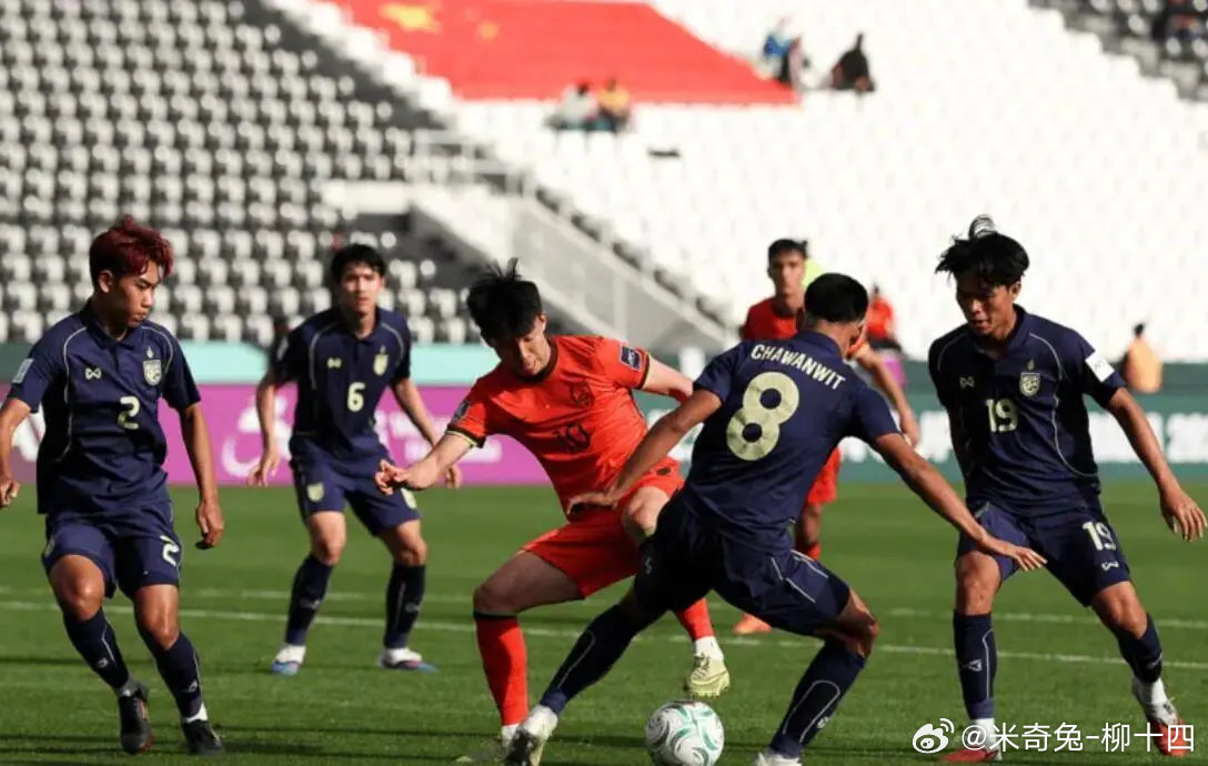 我们的小伙子凭借着坚固的防守，以1胜2平0失球的不败战绩，历史首次晋级淘汰赛。安