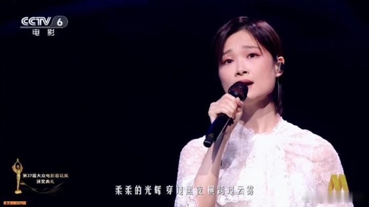 #李宇春波西米亚蕾丝衬衣# 此次身穿蕾丝花边上衣搭配黑色紧身长裤亮相在百花奖现场