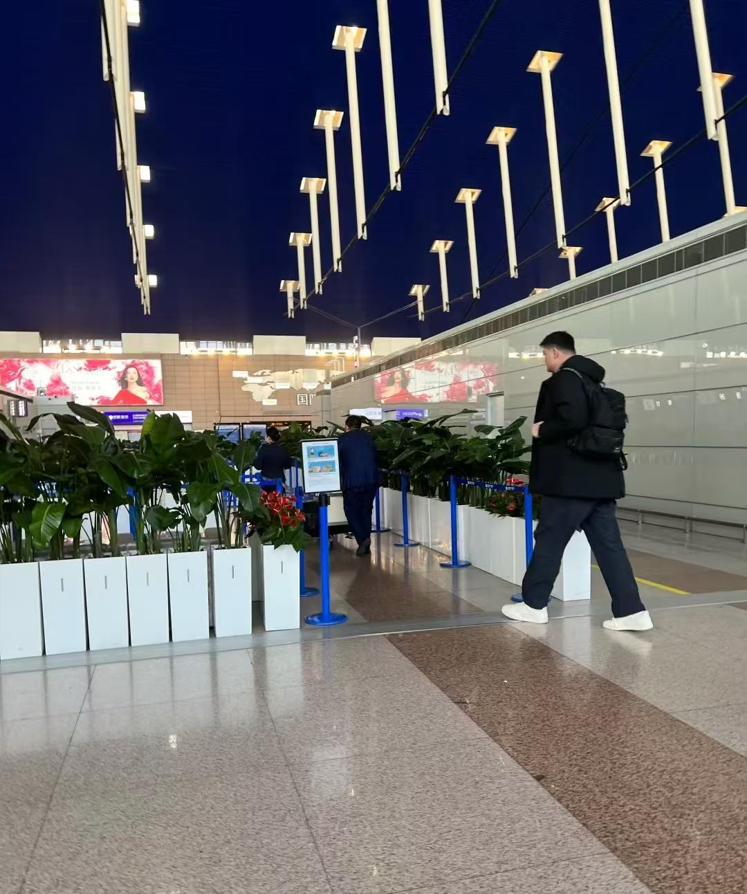 图一，昨晚浦东机场赶飞机的姚明。
图二、图三，今天到达旧金山的姚明。
姚明会去观