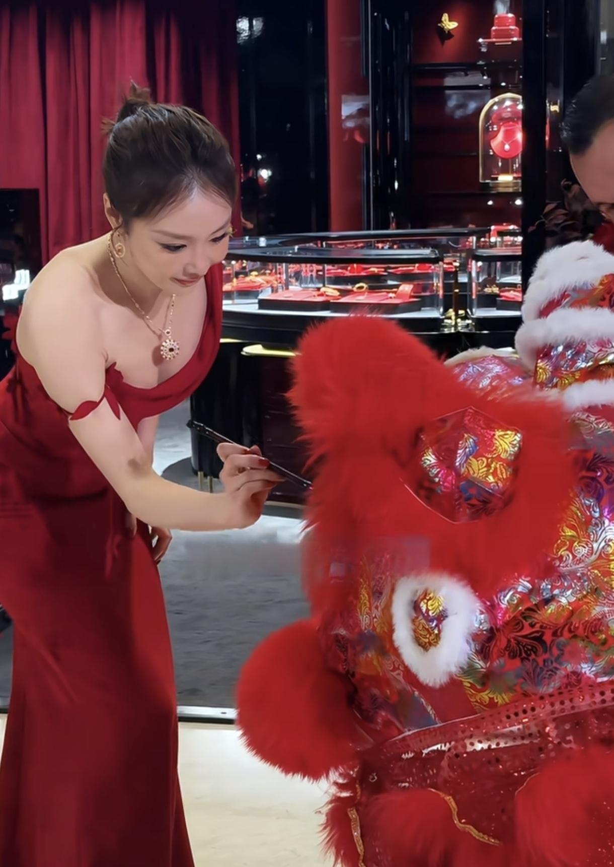大嫂高叶今日线下活动封神图，红色好有韵味啊，看呆了！