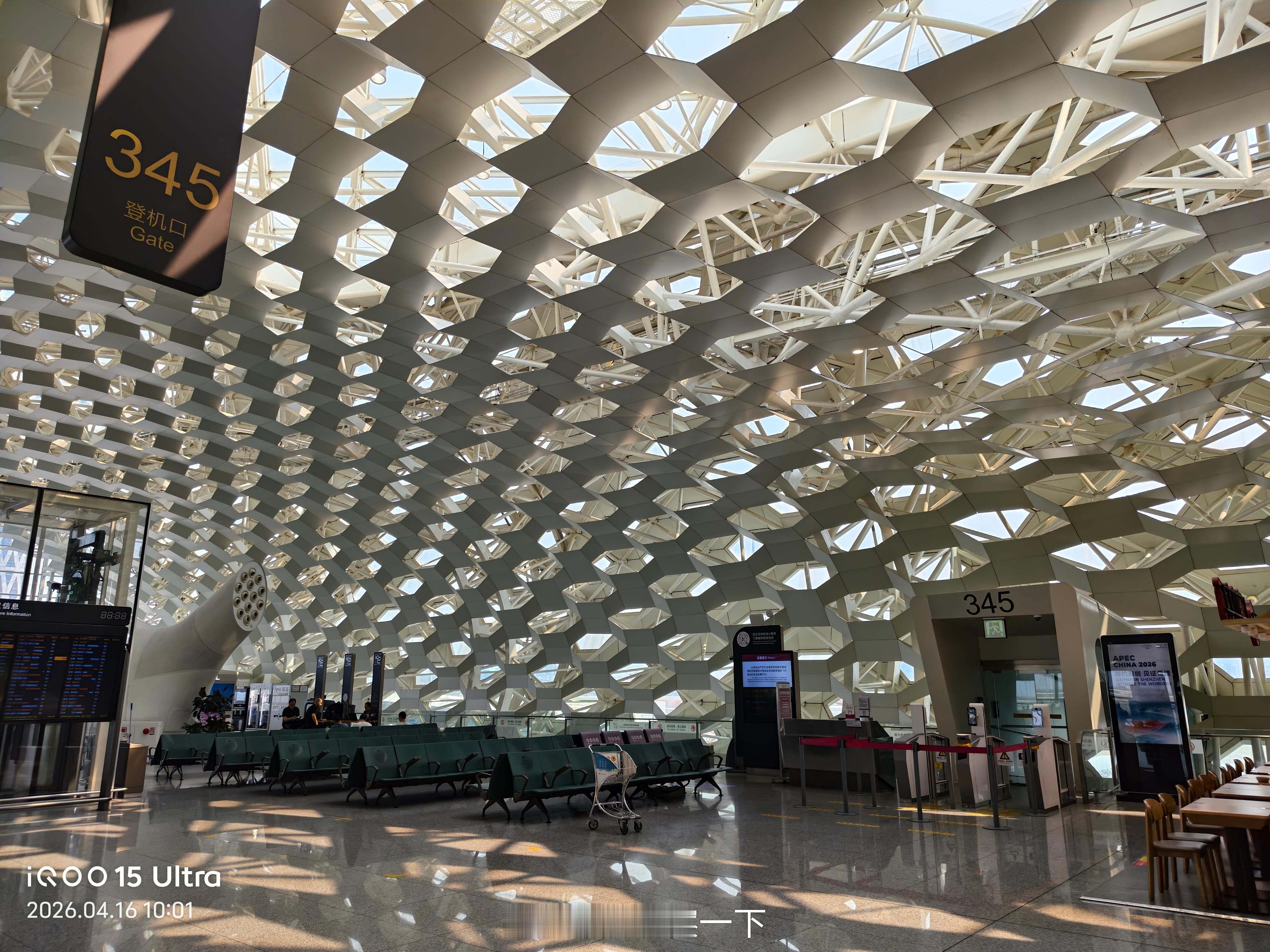 不容易啊，我今天回合肥终于不用坐摆渡车了，众所周知，宝安机场的摆渡车能站半个小时