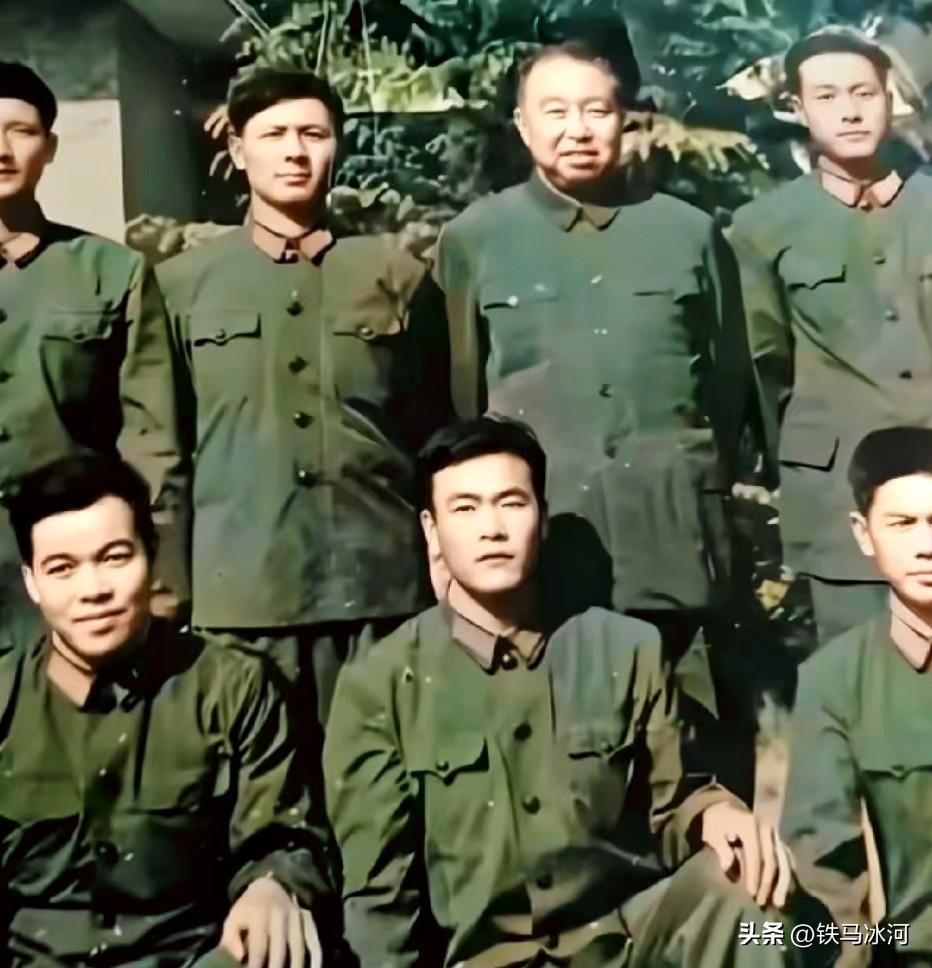 🍁八十年代，华国锋同志和警卫战士们合影留念。一身简单的军绿便装，站在战士队伍当
