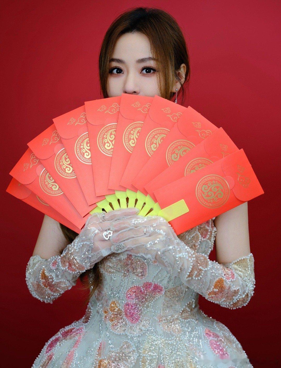 张靓颖行走的CD 视听盛宴！张靓颖长江游船开唱，唱功稳如CD，三江六岸灯火辉映，