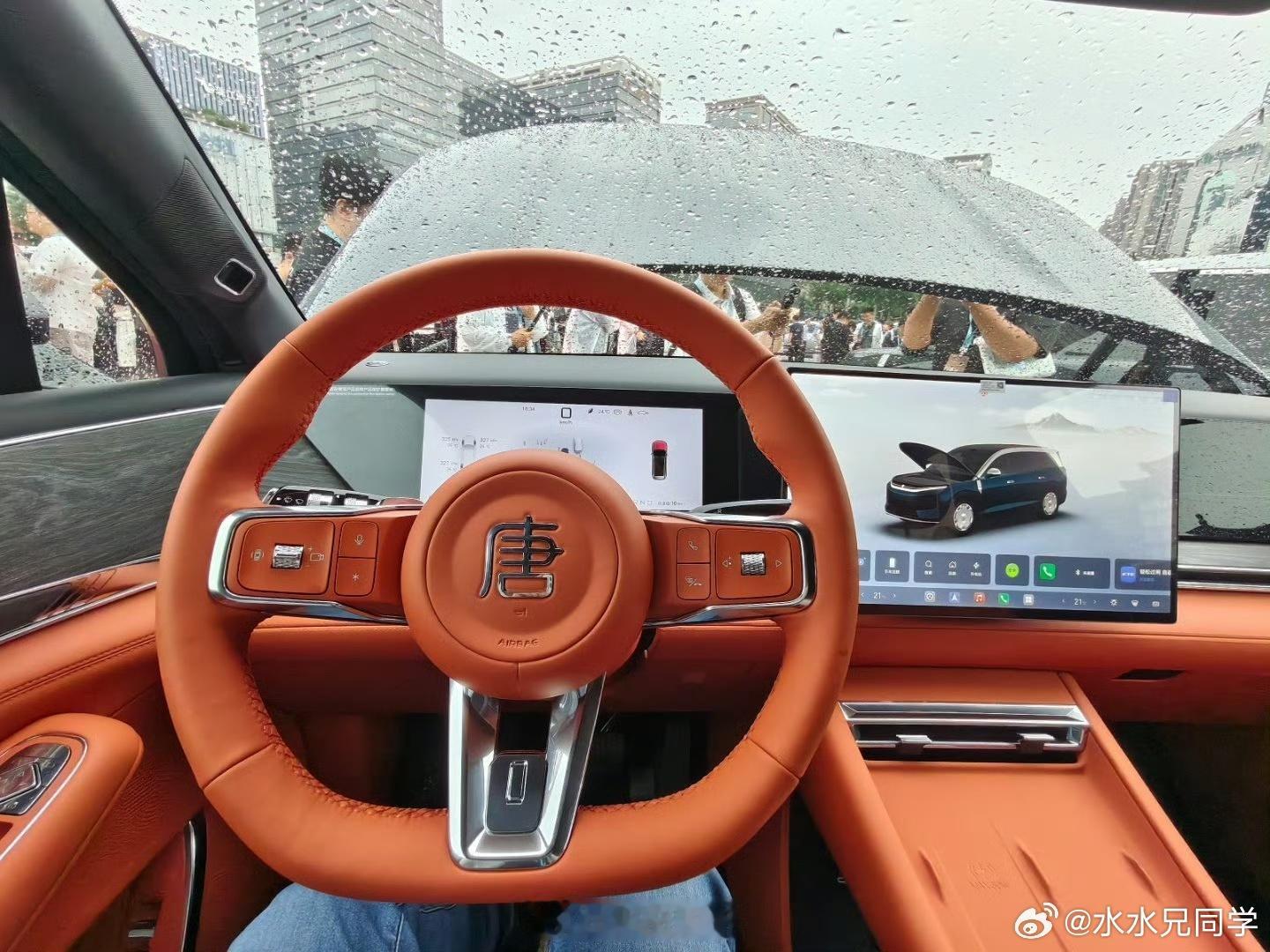 比亚迪的设计风格也是很持续的，这个前备舱真的超大水哥有话说