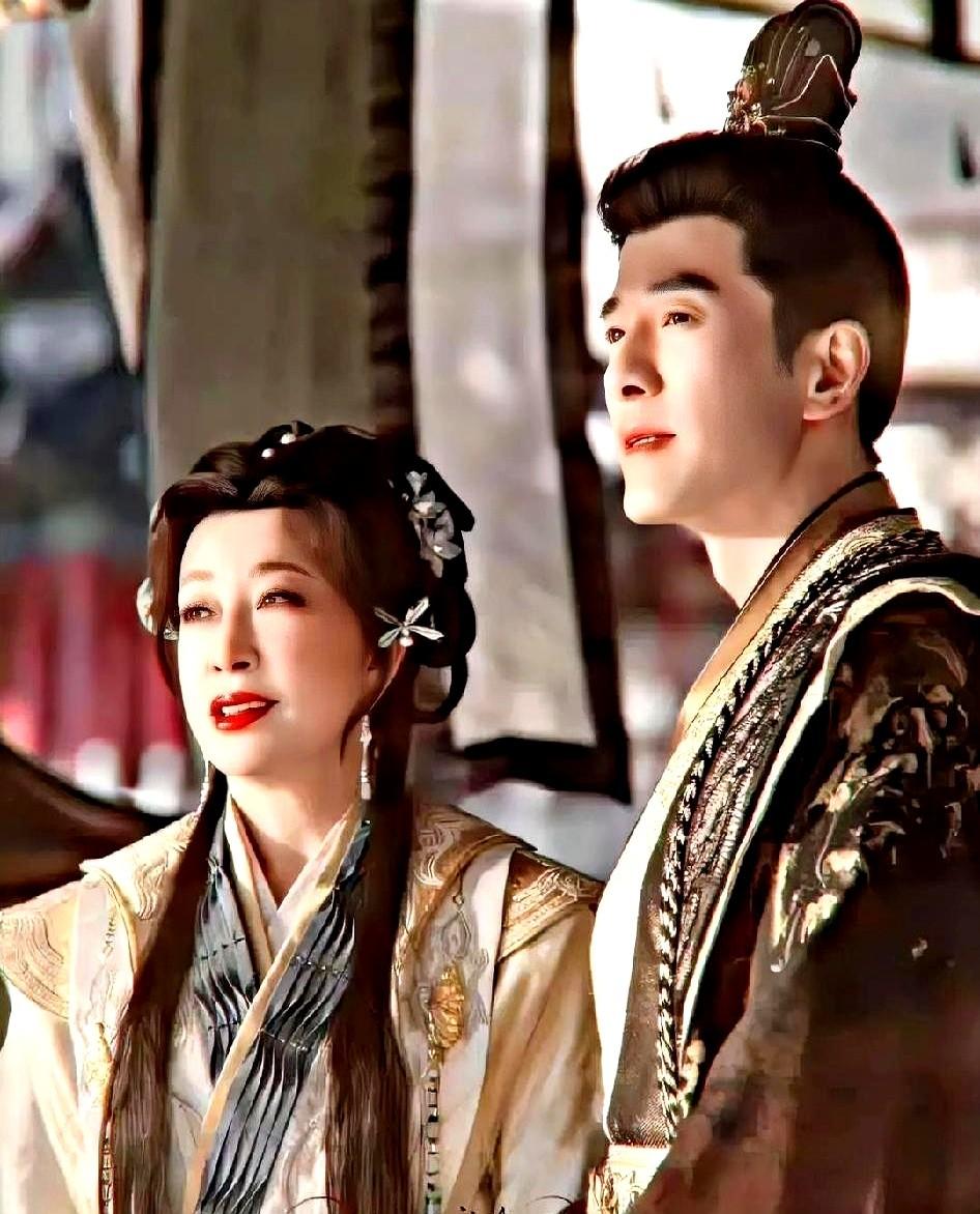 70多岁的刘晓庆，在新短剧里跟小30岁的男演员拍吻戏，一个镜头磨了18遍。

新