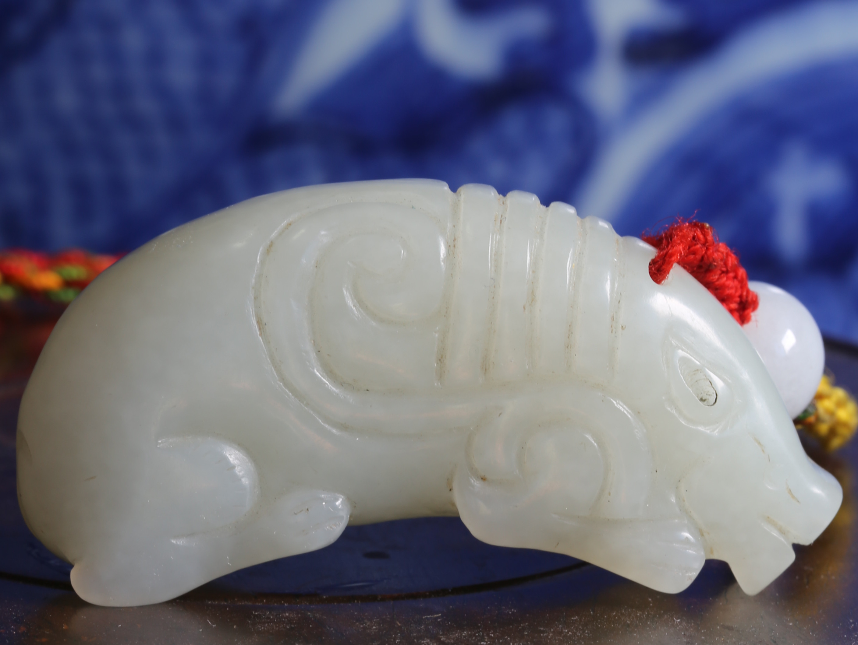和田白玉玉猪握一件尺寸：重46克，长58.8MM,宽15.6MM，高30MM。 