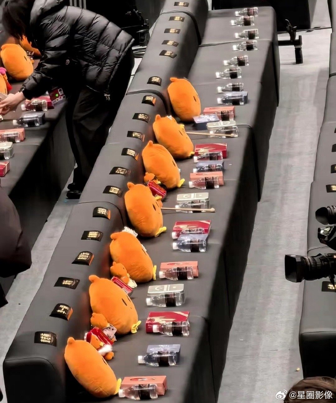 微博之夜第三排位置看着蛮挤的。一截沙发坐三个人