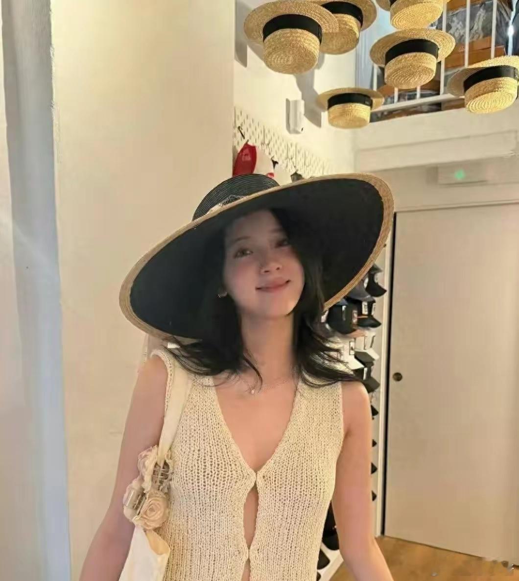 欧阳娜娜这件衣服也太敢穿了，不怕线突然撑开了吗 ​​​