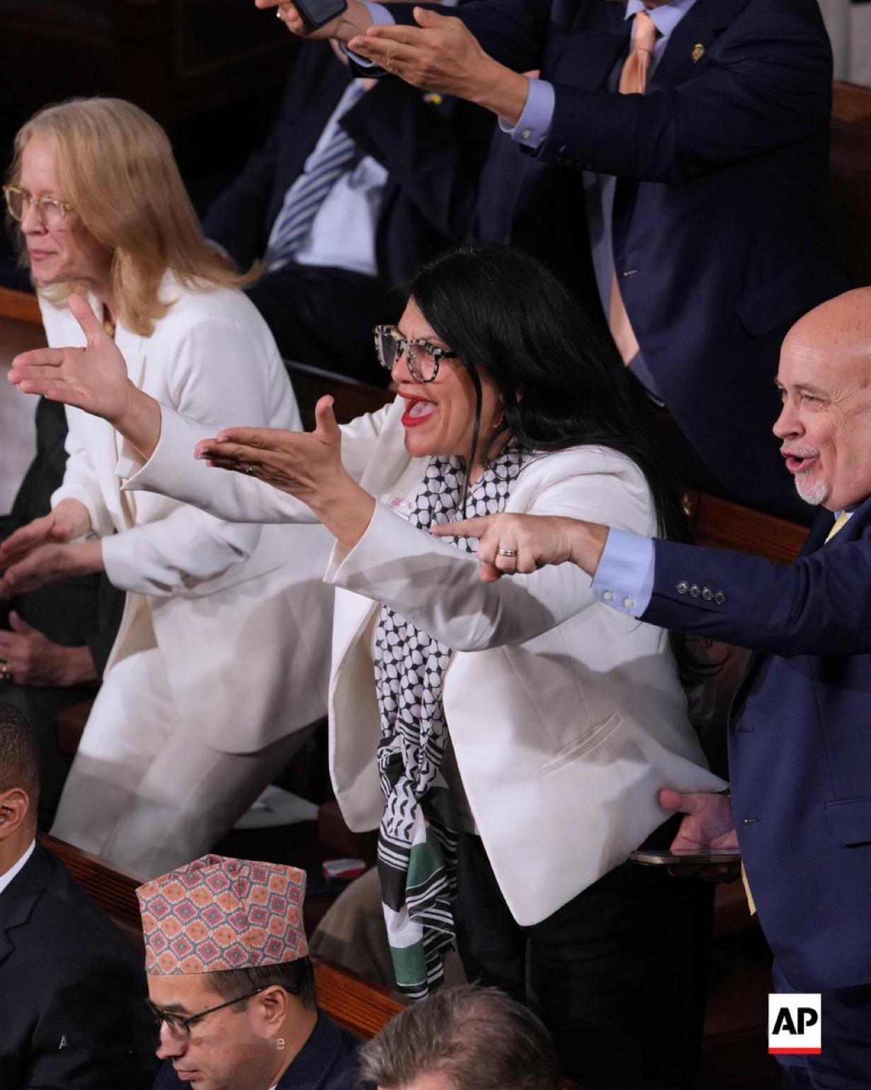 特朗普呼吁禁止国会议员进行内幕交易，这一提议获得了两党的赞扬，但在国情咨文演讲期