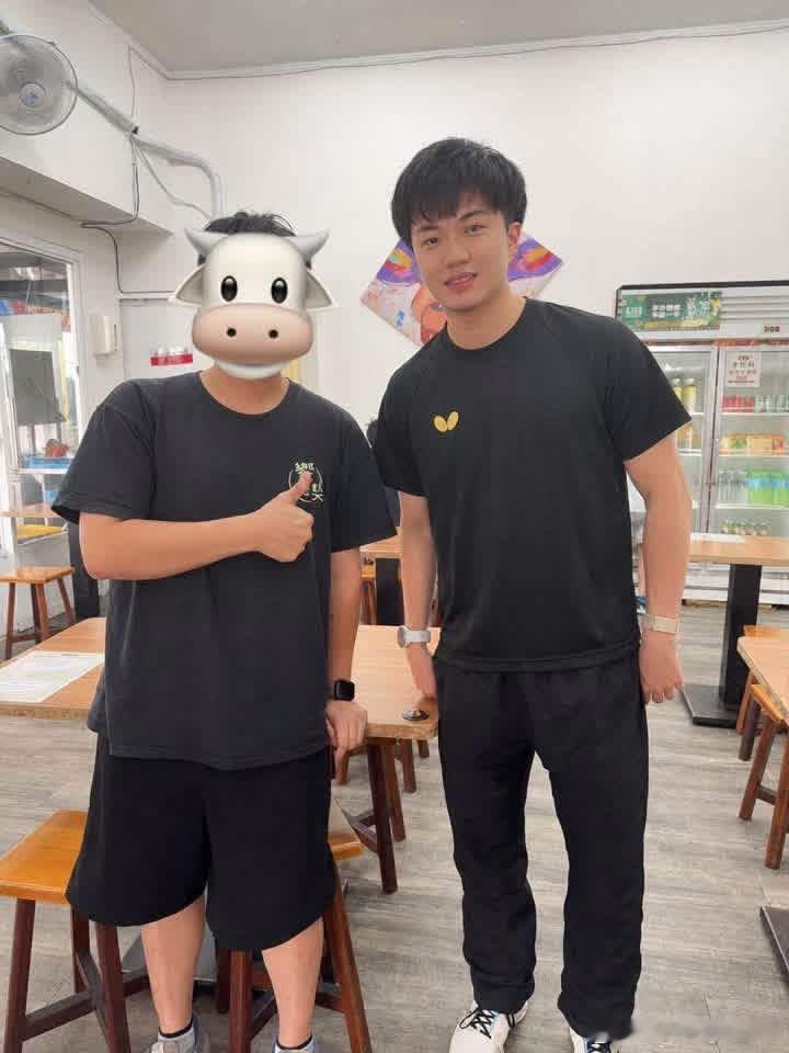 米奇林前几天分享过，也推荐给郑怡静去用餐的饗喫溫體牛肉湯，店主分享与林昀儒合影?