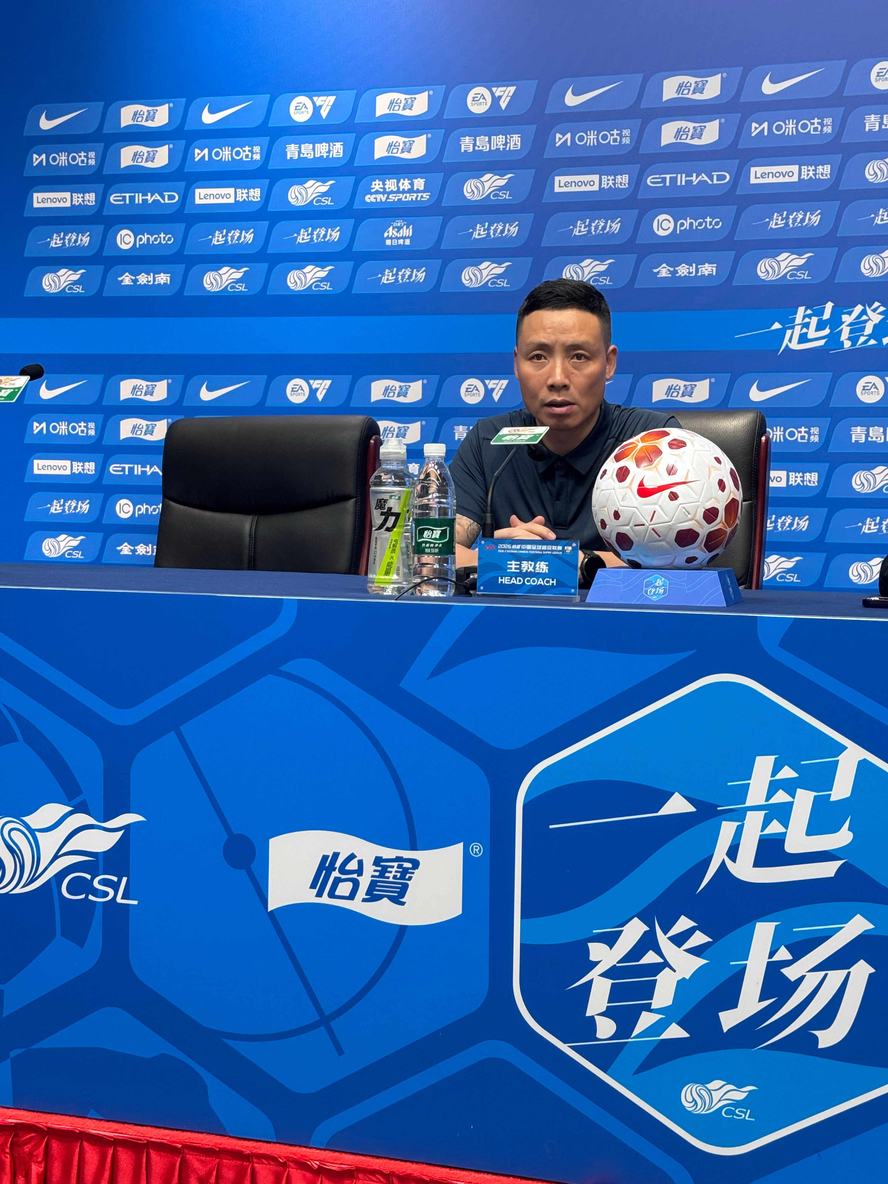 深圳新鹏城中超联赛 《赛后声音》深圳新鹏城5比2武汉三镇 之后，深体现场又想起了