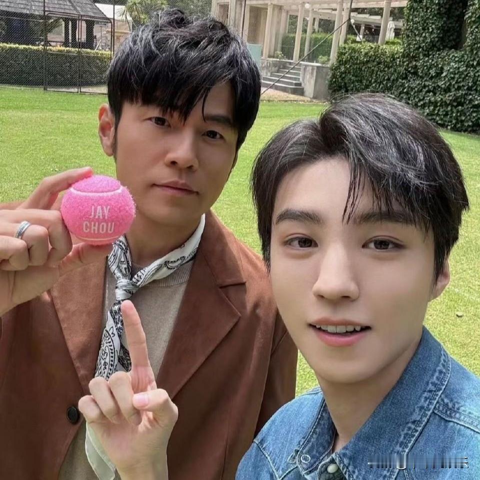 2月2日深夜，王俊凯与周杰伦的ins合照瞬间点燃全网热情。照片中，周杰伦自然地搭