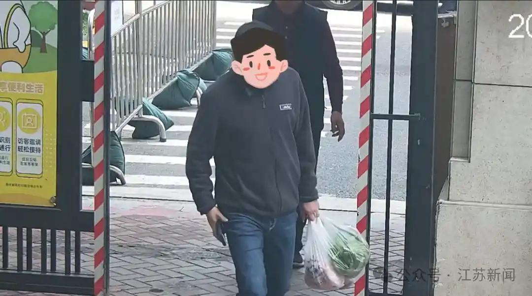 常州一顾客买4个包子应付5元，竟误付21365元。店主等候20天无果后报警，民警