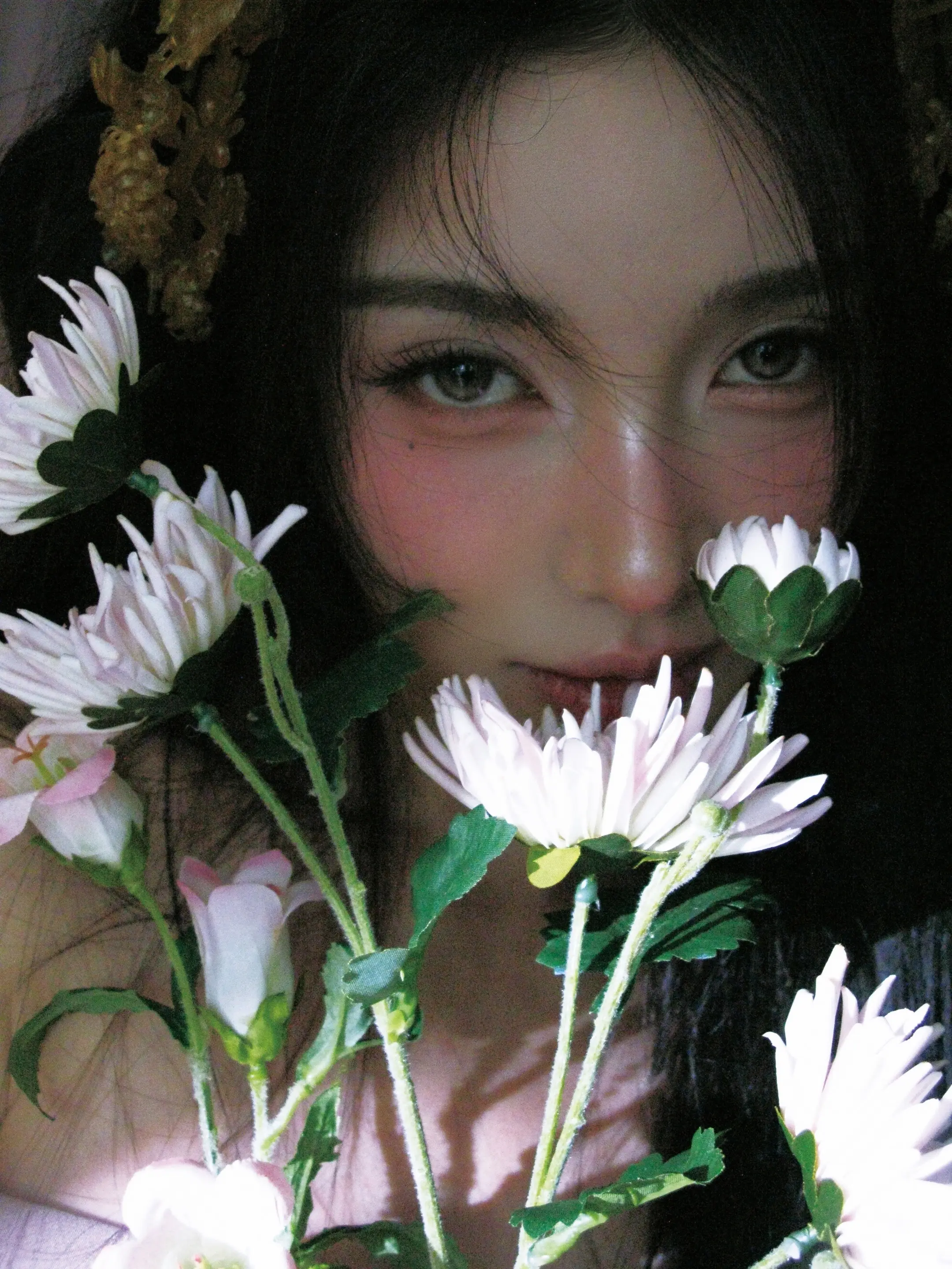 紫衣映灯影，花间醉春风。