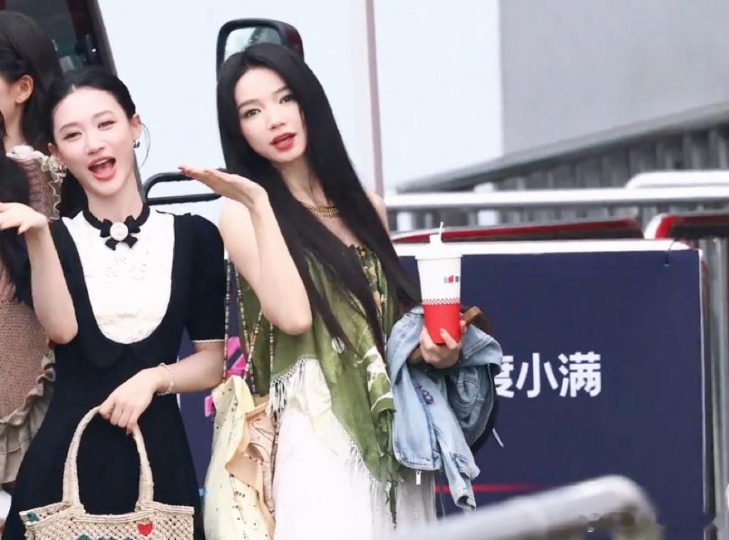 代斯何宣林飞吻代斯何宣林同频飞吻同步率百分百，美女同框真的好养眼～