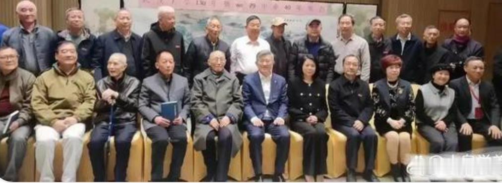 这张合影是在2023年11月，为了庆祝武汉大学建校130周年以及1979级毕业4