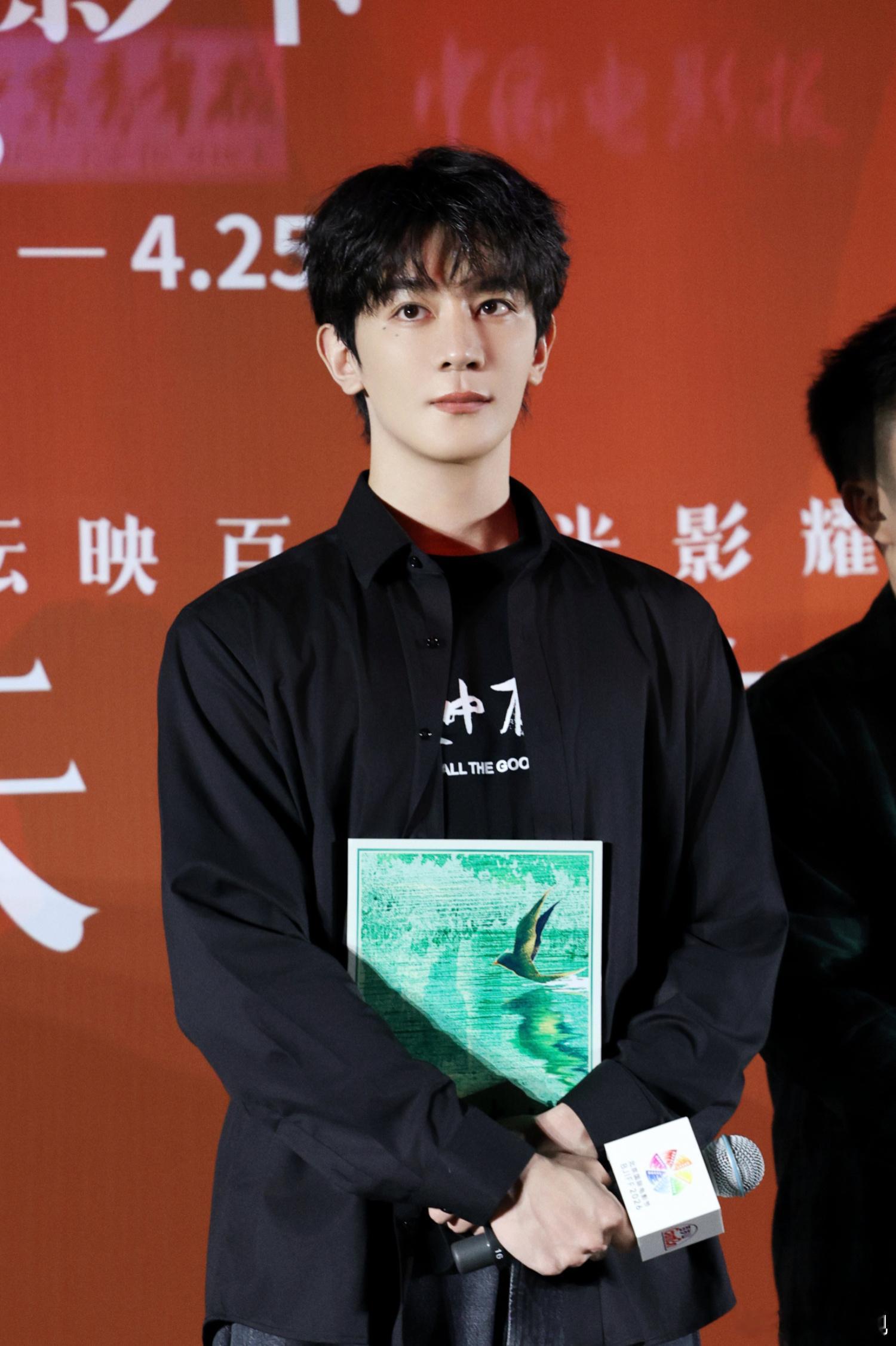 潜心演绎，秉心笃行。欢娱影视今日参加电影森中有林 北影节首映活动现场图释出。 