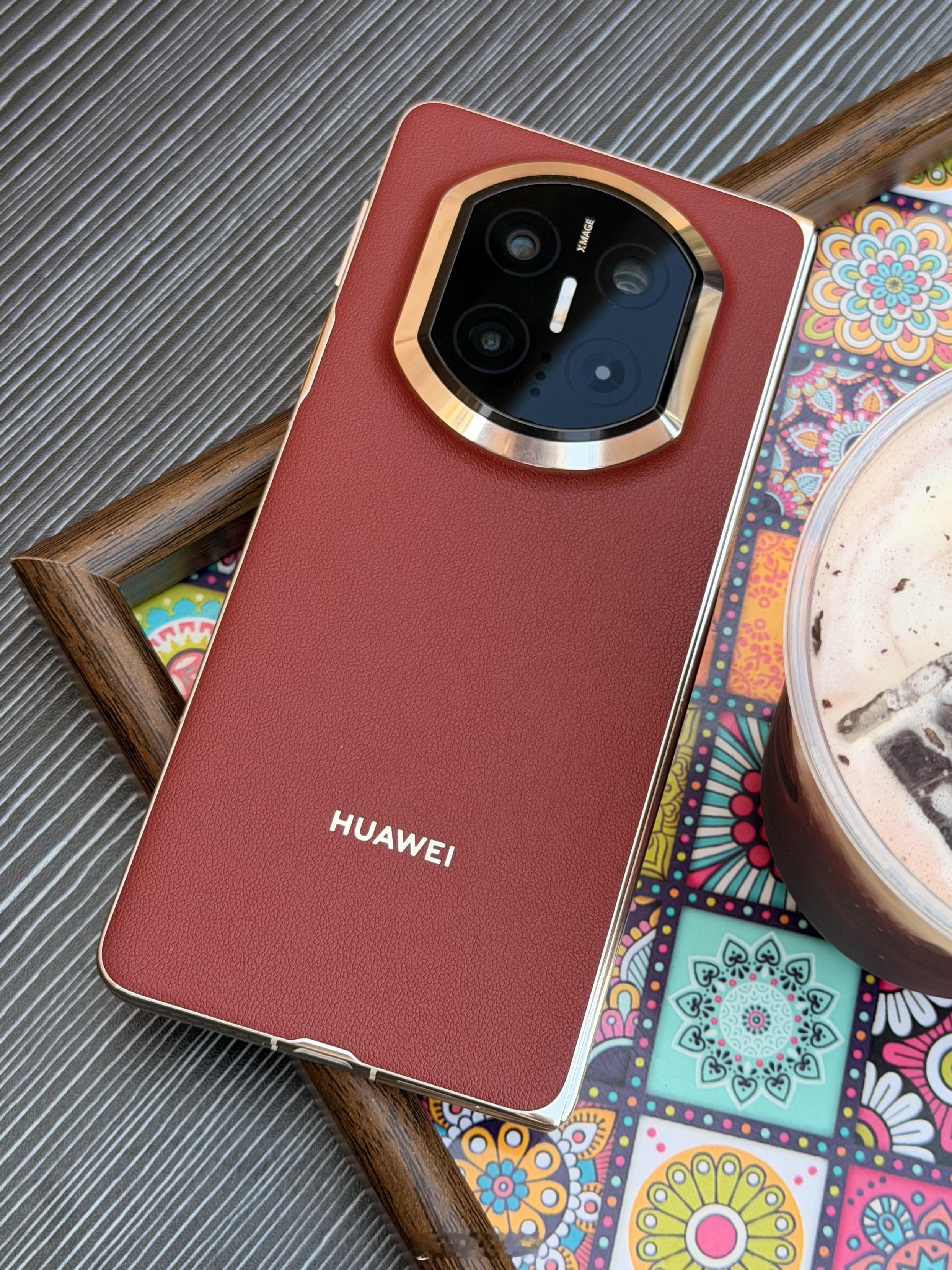 虽然这段时间拿到了 Mate X7，但也就今天才开始真正折腾它。Mate X7 