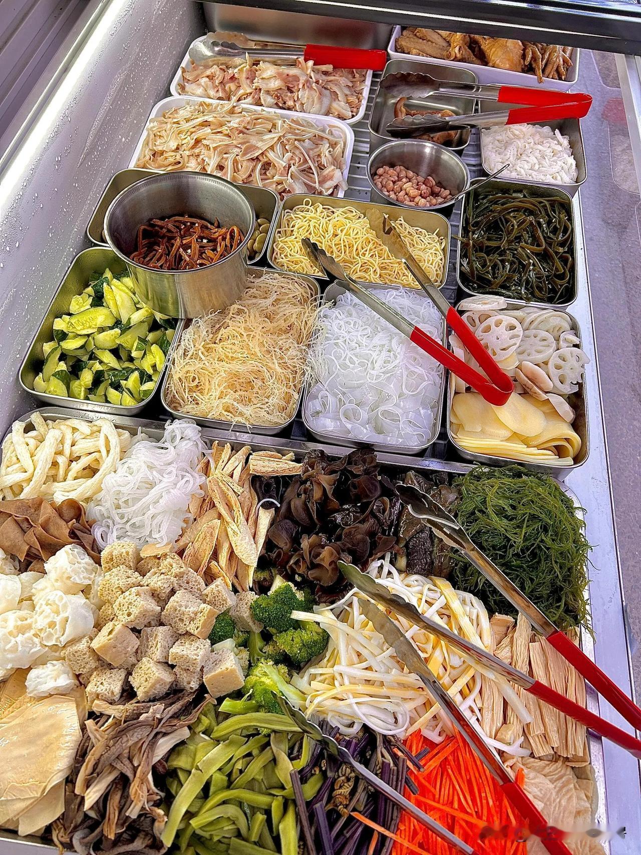 宝子们觉得还能加点什么菜🥬还再加点可以凉拌的
但是不知道加什么，有没有什么凉拌