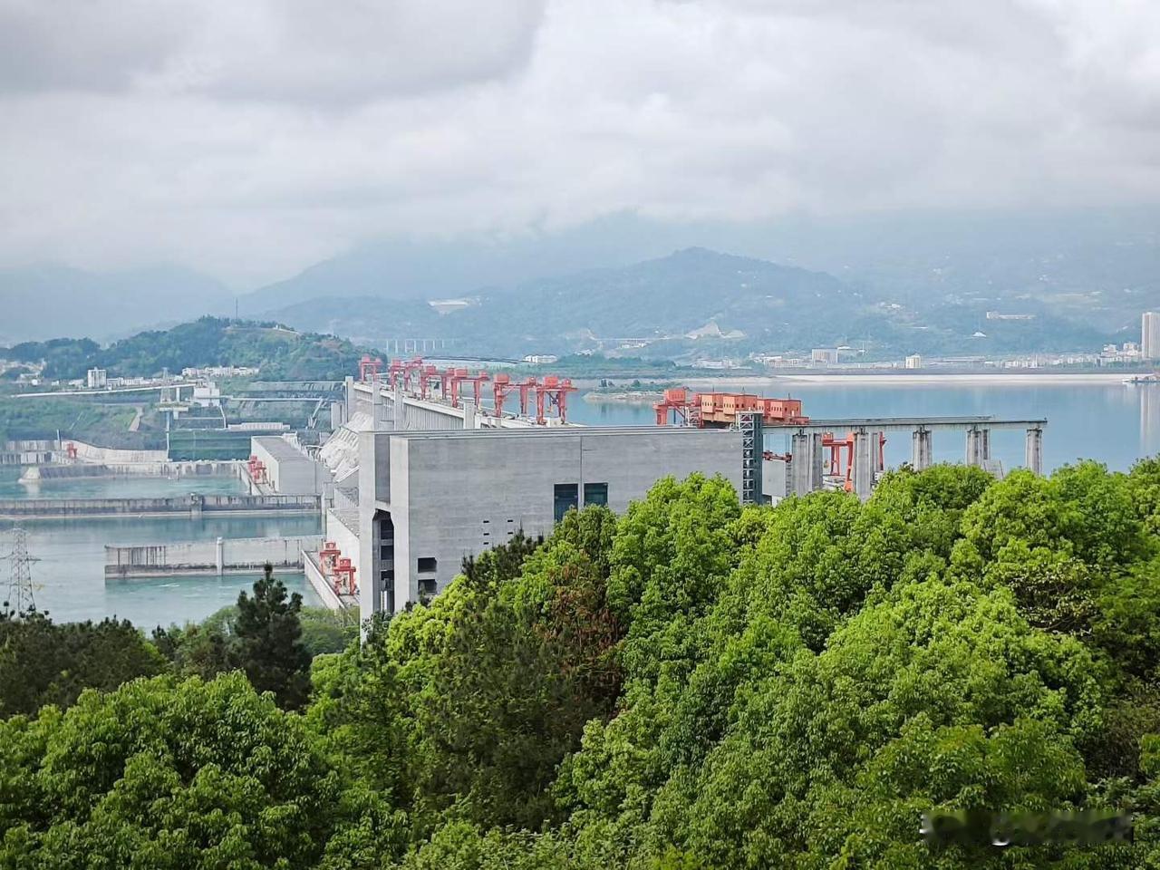 三峡大坝，国之重器。
开心巴蜀，游走湖北。
图文原创：魏嘉
春日生活打卡季