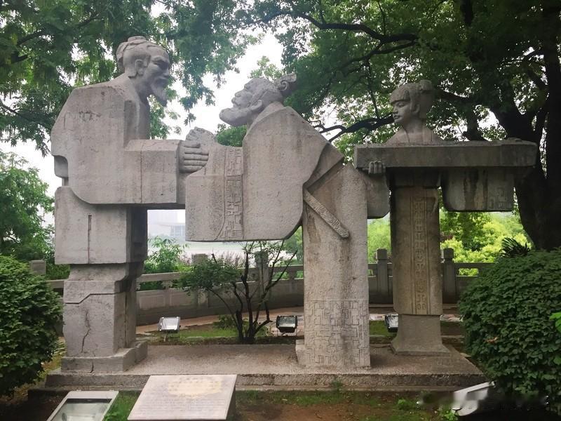 什么是真正的友情
      真正的友情是什么？是高山流水觅知音的灵犀，是同甘共