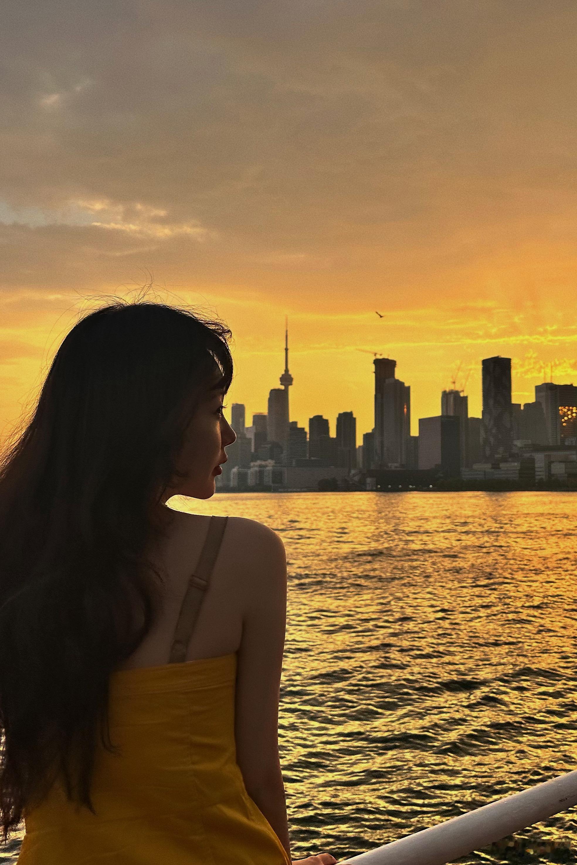 湖边的风开始变得清爽，阳光还是亮的，却不再炽烈。湖面像在慢慢降温，一切都刚好停在