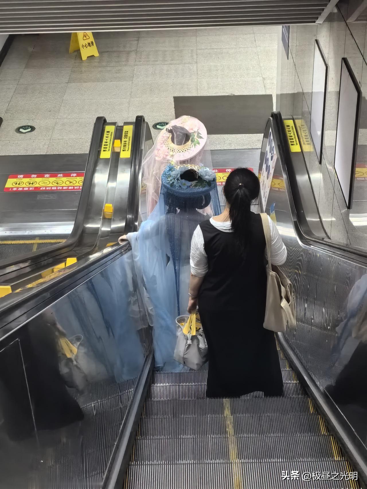 乘电梯下地铁时，眼前一亮，一粉一蓝，两位古装女子，袅袅婷婷地走在前面。

两人头