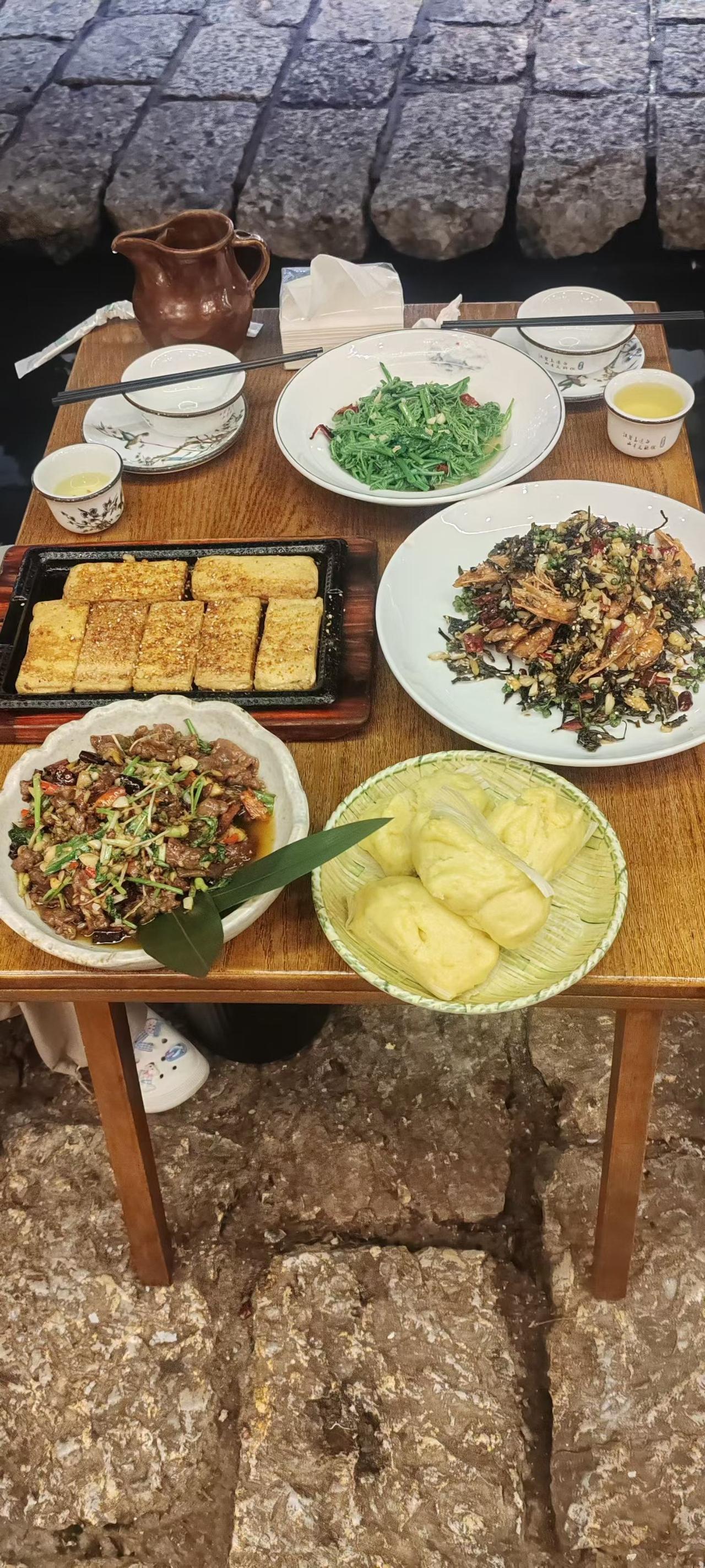 一桌人间烟火
 
青石板铺着旧时光
木桌摆好满桌家常
 
清炒时蔬浮着鲜翠
铁板