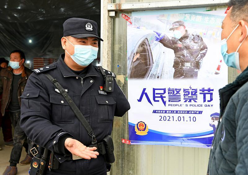 看到三姐弟因为太饿报警求助这件事，心里酸酸的。
小孩子实在饿得没办法，才想到打电
